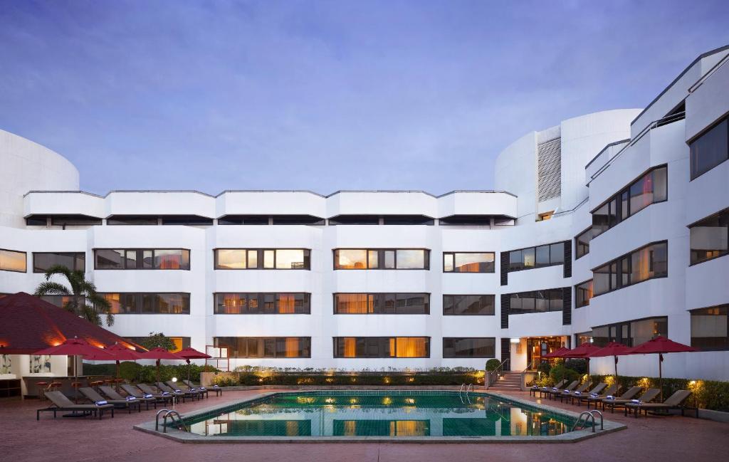 hotel lujo con piscina aeropuerto cerca donde dormir bangkok