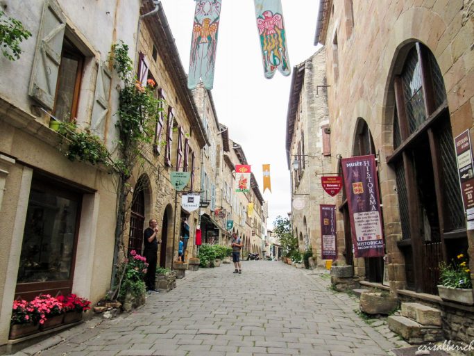 Calles adoquinadas medievales de Cordes-Sur-Ciel, Francia