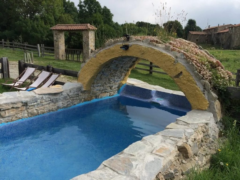 cabaña madera parejas con animales