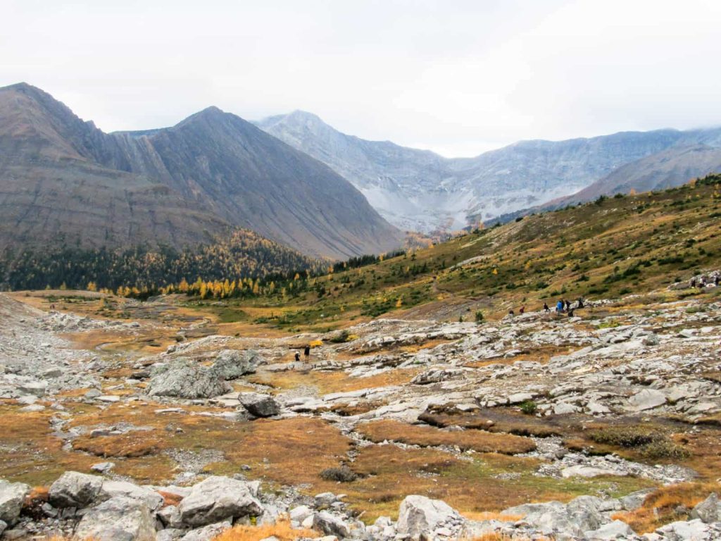 senderismo fácil rocosas canadá kananaskis ptarmigan cirque