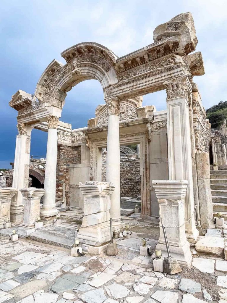 templo de adriano que ver en efeso