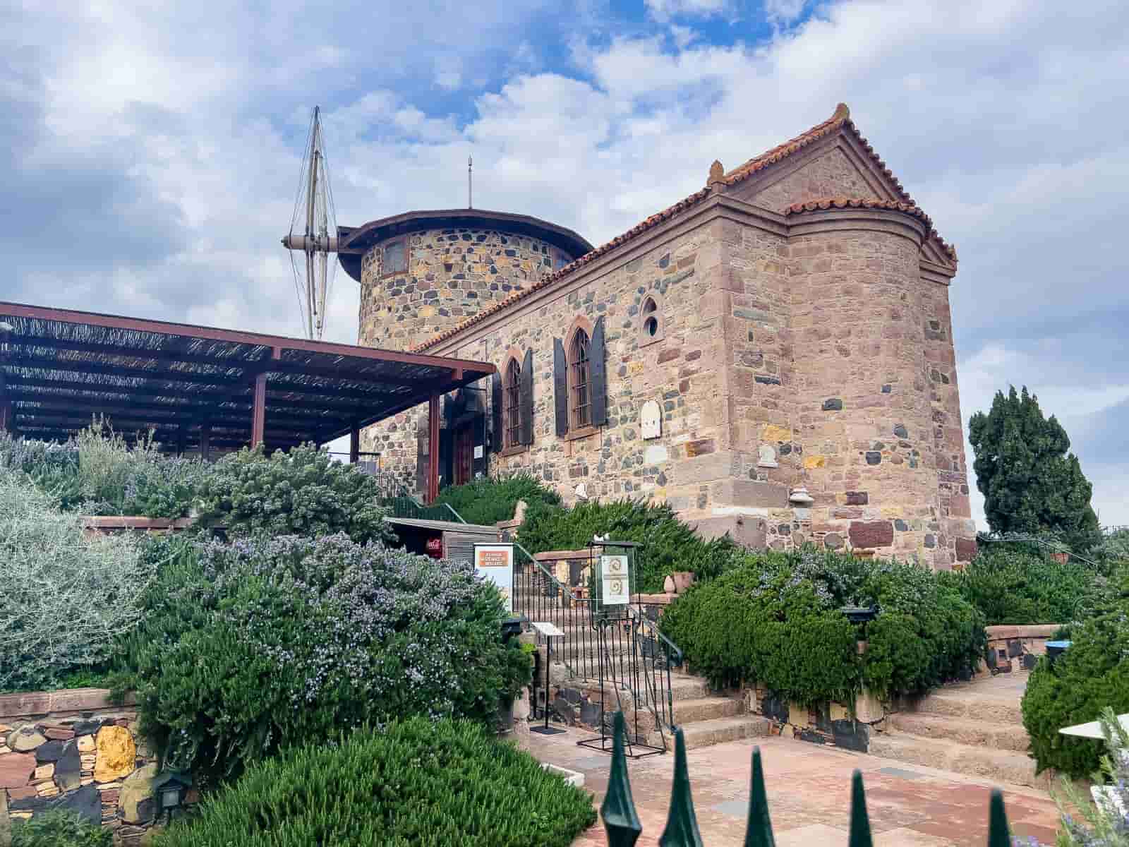 biblioteca sevim necdet kent isla de cunda
