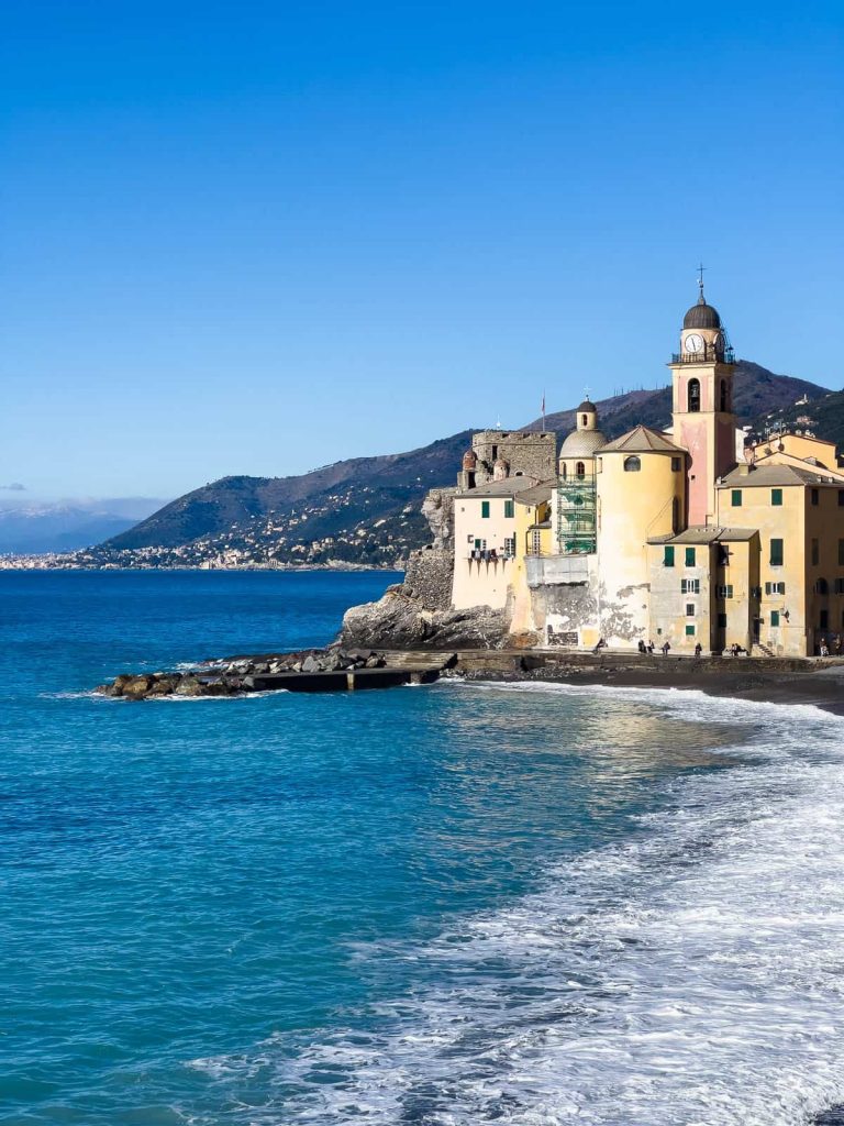 castillo de la dragonara de camogli e iglesia
