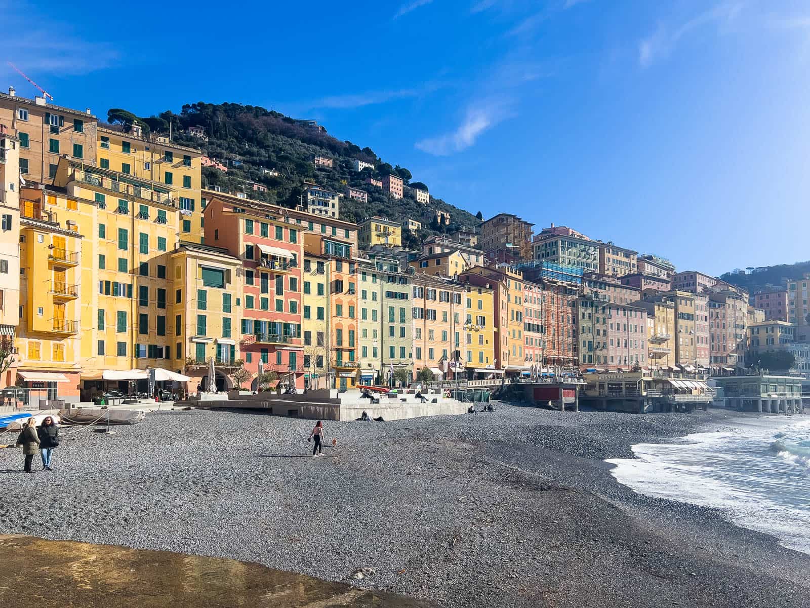 casitas de colores y playa de camogli