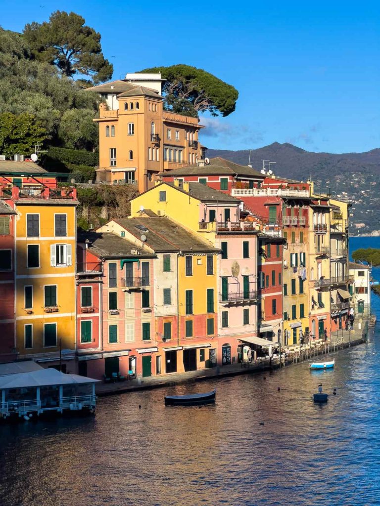 bahía de portofino con casas de colores