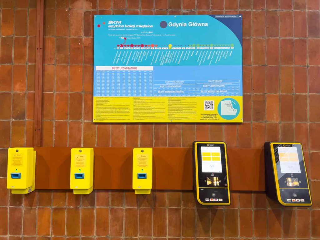 maquinas billete de tren estación de gdansk glowny