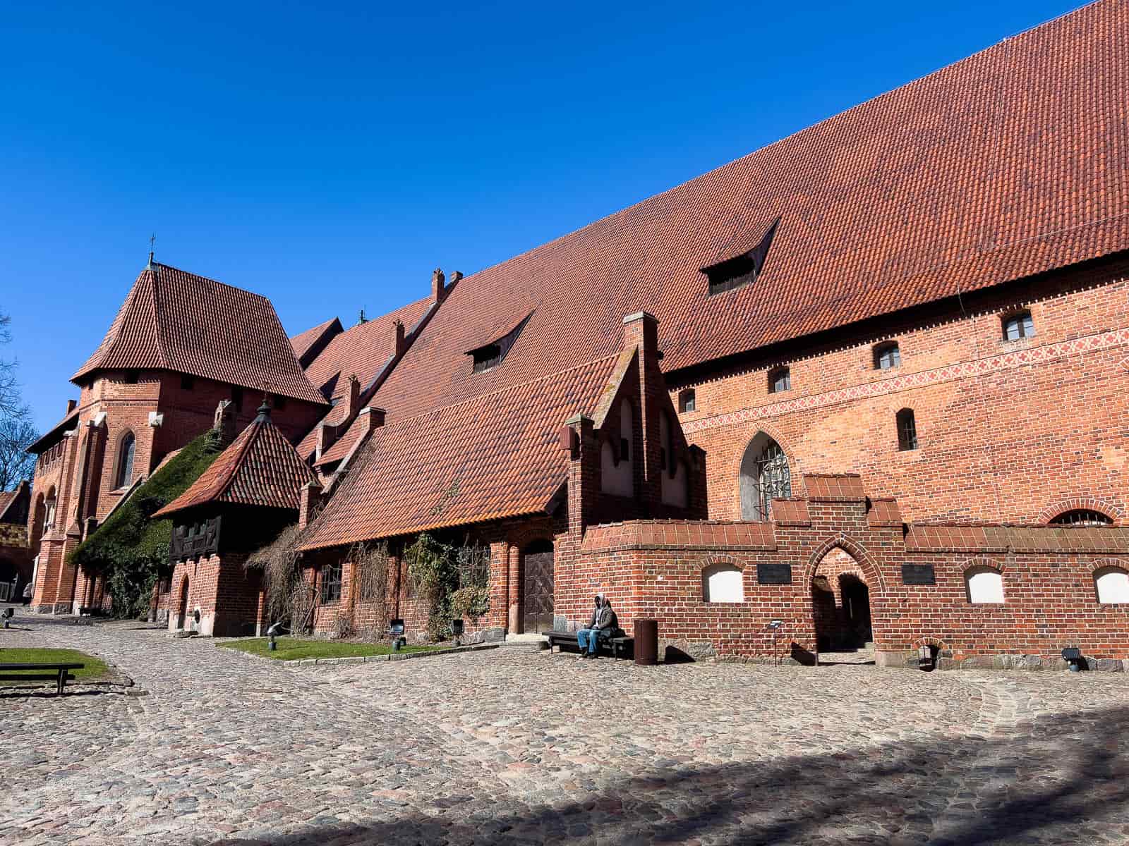 patio exterior con jardines castillo de malbork