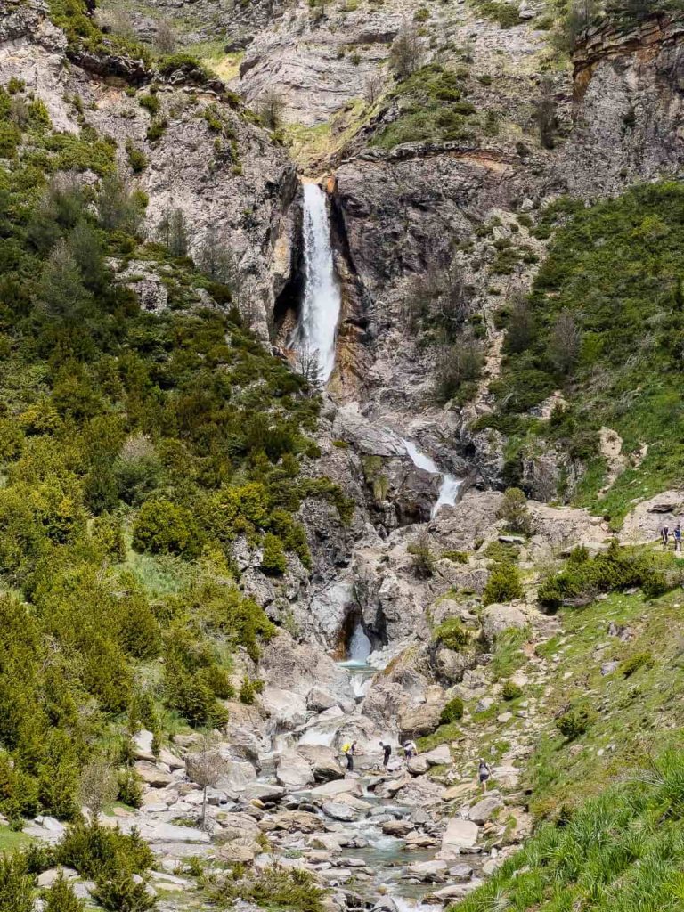 ruta a la cascada de lalarri valle de pineta
