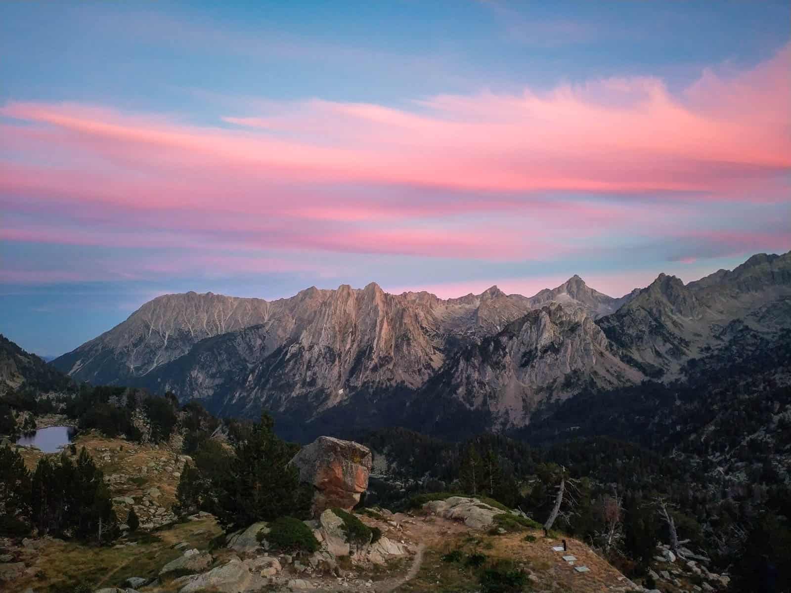 els encantats atardecer aigüestortes