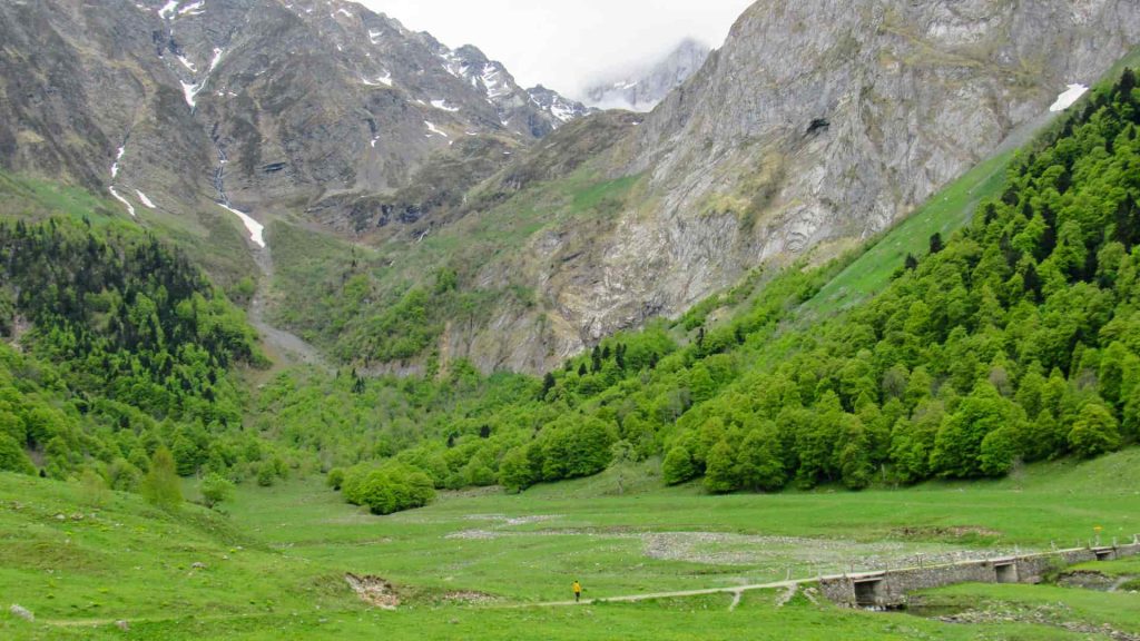 ruta circular a artiga de lin y la cascada uelhs deth joeu en el valle de arán