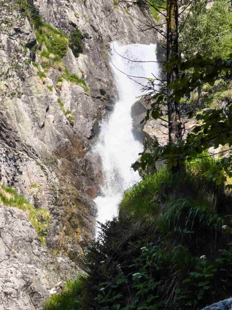 ruta a la cascada del pi senderismo posets maladeta