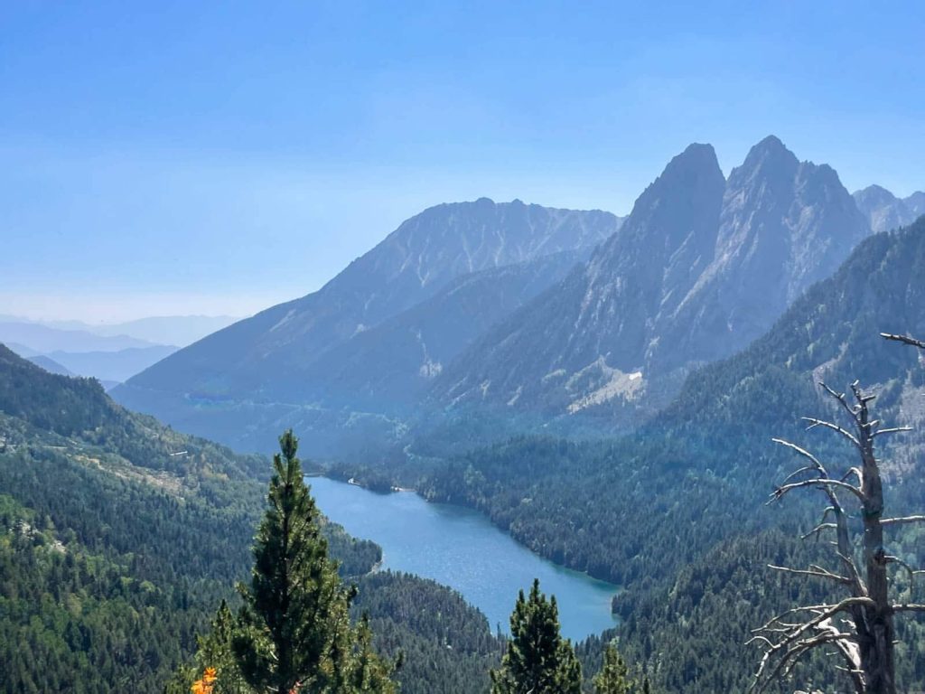 mirador de l'estany amb vistes a Els Encantats i Estany de Sant Maurici